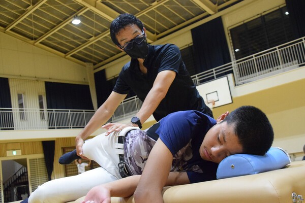 ライフキネティックのトレーニング前後に選手たちの体をケアする奥田剛氏 photo by Sato Kazuyoshi
