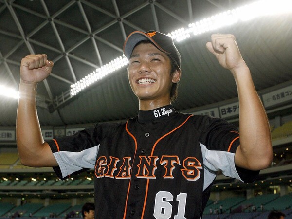 2007年９月、プロ初安打が決勝打となりお立ち台に上がった坂本　photo by Sankei Visual