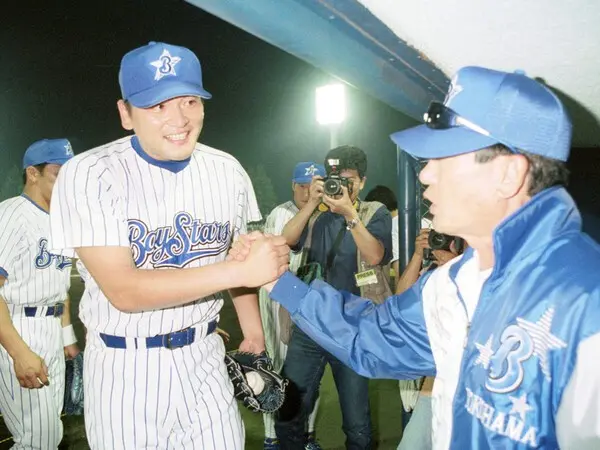 98年、抑えの佐々木主浩（写真左）を中心に強力リリーフ陣を完成させ横浜を日本一に導いた権藤博　photo by Sankei Visual