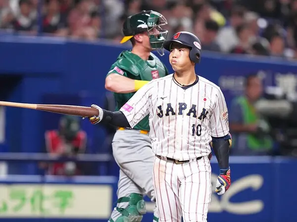 初回、四球を選び出塁した先頭打者の桑原将志　photo by Sankei Visual