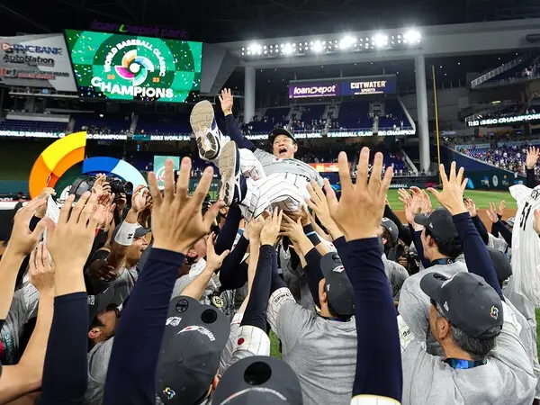 2023年に開催された第５回WBCを制し、選手たちから胴上げされる栗山英樹監督　photo by Getty images