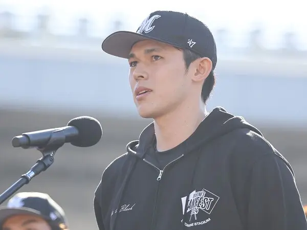 シーズン終了後のファン感謝デーで思いを語った佐々木　photo by Sankei Visual