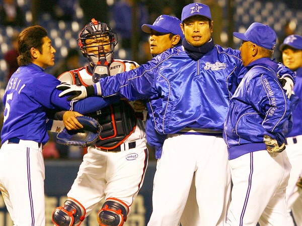 2000試合出場達成の偉業の日に退場となった古田敦也（写真左から２人目）　photo by Sankei Visual