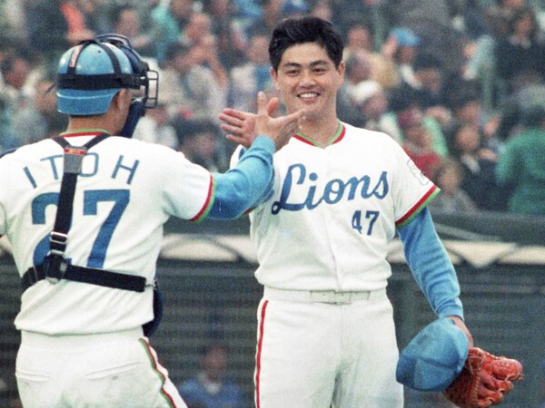 工藤公康（写真右）をはじめ多くの投手を育てた伊東勤氏　photo by Sankei Visual