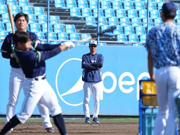 バットを振り込む選手たちを見つめるヤクルト・髙津臣吾監督　photo by Sankei Visual