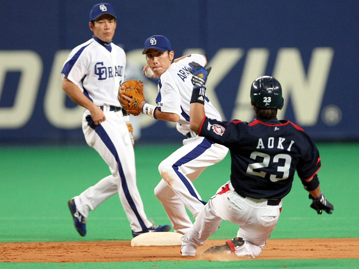荒木雅博「もうどうにでもなれと送球した」日本シリーズ初の継投完全試合のラストプレーで「じつはボールをうまく握れていなかった」