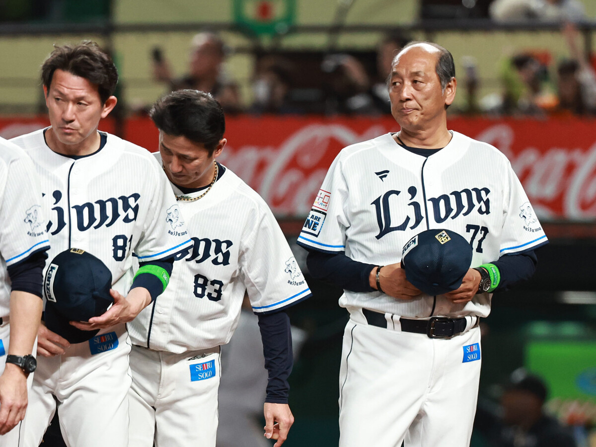 シーズン途中から西武を指揮した渡辺久信監督代行（右）とコーチ陣 photo by Sankei Visual