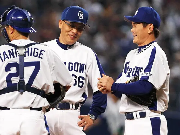 落合博満監督（写真中央）と談笑する岩瀬仁紀（右）　photo by Sankei Visual