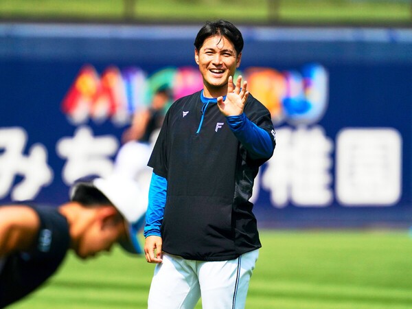 鎌ヶ谷での練習中に笑顔を見せる鍵谷陽平氏　photo by Hosono Shinji