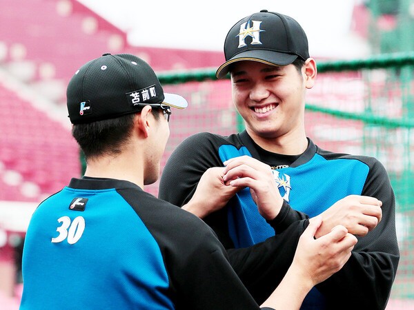 同期入団の大谷翔平（写真右）とじゃれ合う鍵谷陽平氏　photo by Sankei Visual