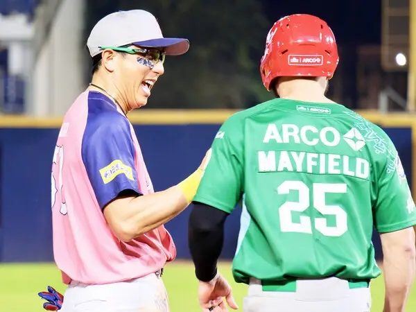 相手チームの選手にも積極的に声をかける川﨑宗則　photo by Nakajima Daisuke