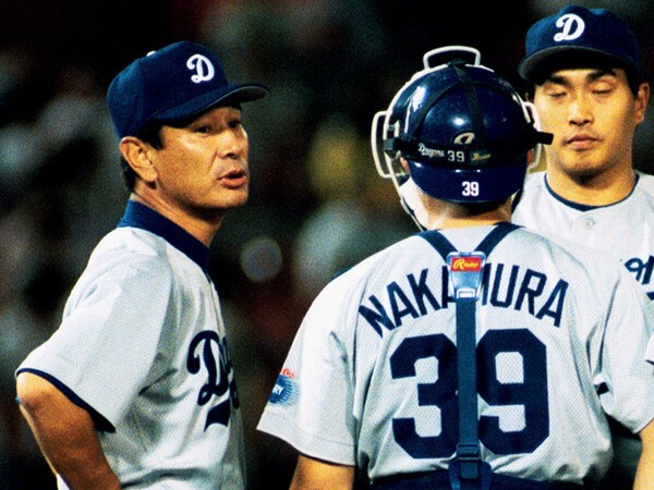 星野仙一監督（写真左）のアドバイくを聞く中村武志氏　photo by Kyodo News