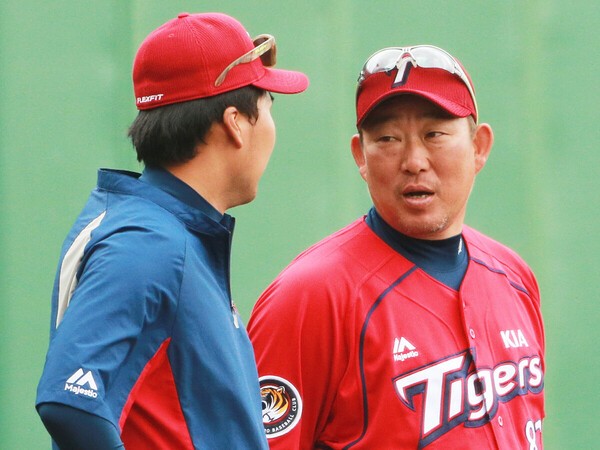 昨年、起亜タイガースのコーチとして７年ぶりの優勝に貢献した中村武志氏（写真右）　photo by Sankei Visual