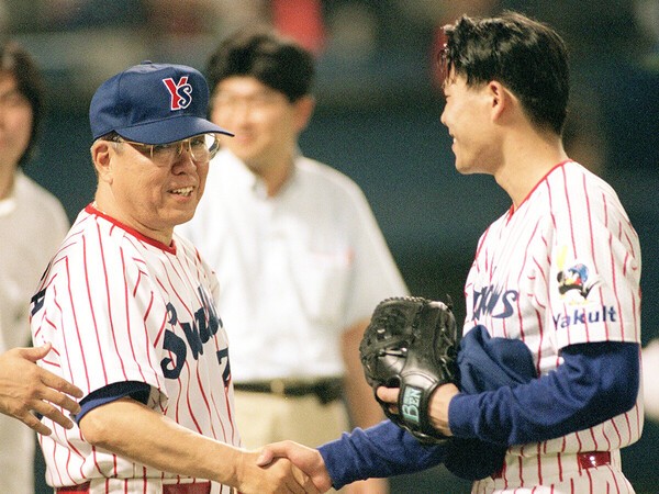 ヤクルト時代の川崎憲次郎氏（写真右）と野村克也監督　photo by Sankei Visual
