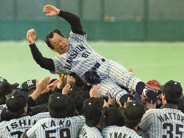 1985年に阪神の監督としてチームを球団初の日本一に導き、胴上げされる吉田義男氏　photo by Kyodo News