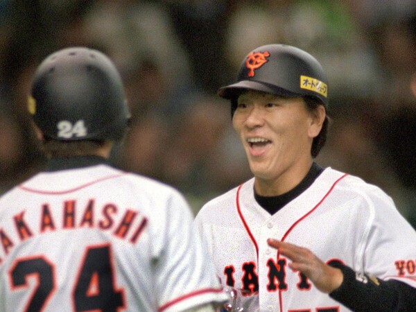ホームランを放ち、高橋由伸（左）に迎えられる松井秀喜　photo by Sankei Visual