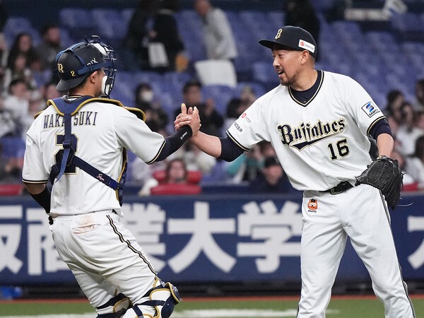 昨シーズン終了時の時点で日米通算257セーブを記録している平野佳寿（写真右）　photo by Sankei Visual