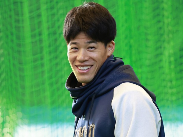 キャンプ中に笑顔を見せるヤクルト・塩見泰隆　photo by Koike Yoshihiro