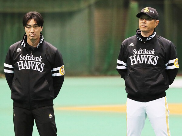 引退後、ソフトバンクの球団統括本部付アドバイザーに就任した和田毅（写真左）と小久保裕紀監督　photo by Sankei Visual