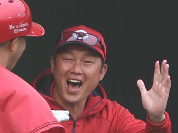 選手を迎える広島の新井貴浩監督　photo by Sankei Visual