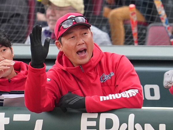 就任３年目を迎えた広島の新井貴浩監督　photo by Sankei Visual
