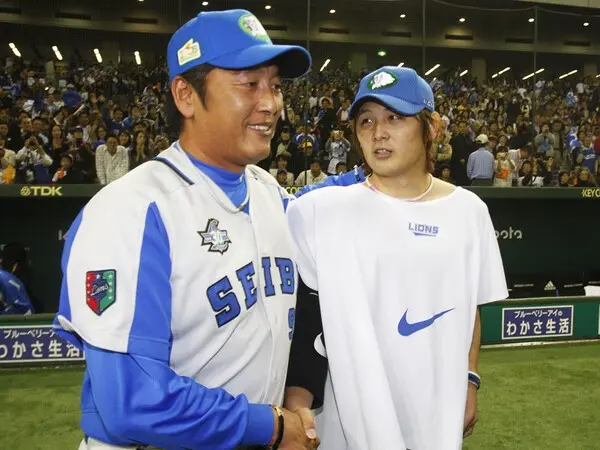 監督就任１年目に涌井秀章（写真右）ら若手の活躍で日本一に輝いた渡辺久信氏　photo by Sankei Visual