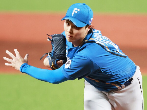 オリックスから日本ハムに移籍した昨季、10勝を挙げた山﨑福也　photo by Koike Yoshihiro