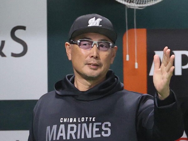 「VISION2025」を掲げるロッテを率いる吉井理人監督　photo by Sankei Visual