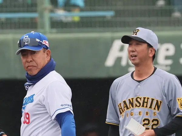 中日の井上一樹新監督（左）と阪神の藤川球児新監督　photo by Sankei Visual