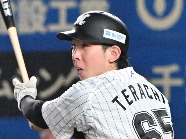 バッティングでも存在感を発揮する、ロッテ２年目のキャッチャー・寺地　photo by Sankei Visual