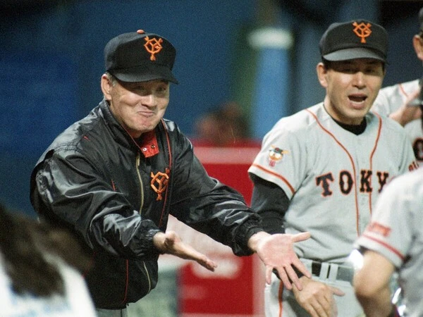 1994年、中日との「10・８決戦」で勝利し、リーグ制覇を成し遂げた長嶋茂雄監督（写真左）率いる巨人　photo by Sankei Visual