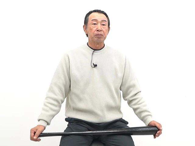 イチローモデルのバットを持ってインタビューに答えた篠塚氏