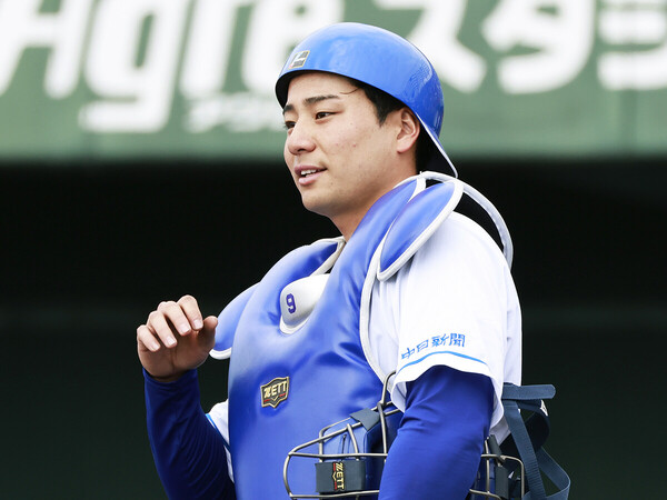６月11日の楽天戦で５打数５安打を記録した中日・石伊雄太　photo by Koike Yoshihiro