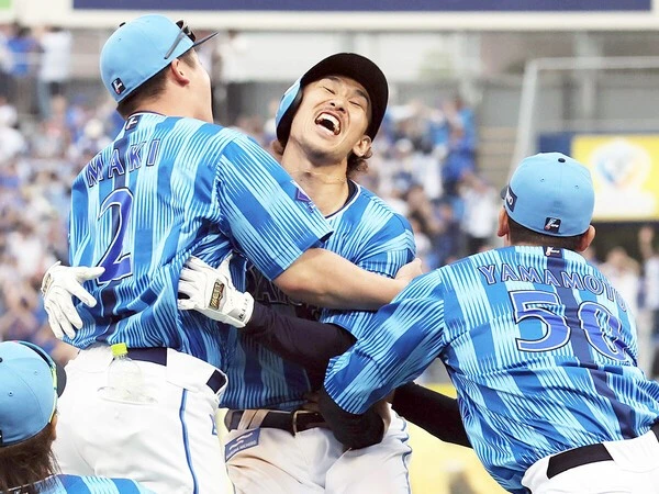 ６月８日の日本ハム戦で人生初のサヨナラ安打を放った三森大貴（写真中央）　photo by Sankei Visual
