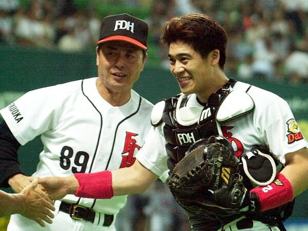 1997年に当時プロ3年目の城島健司（右）を正捕手に抜擢したダイエー王貞治監督　photo by Sankei Visual