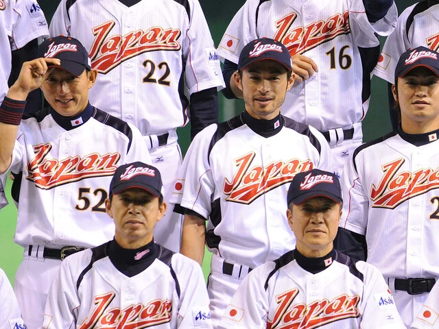 第２回WBCに出場したイチロー氏（後列中央）と、コーチを務めた篠塚氏　photo by アフロスポーツ