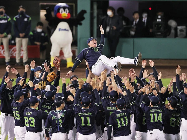 2021年の日本シリーズでオリックスを下し、胴上げされるヤクルト・髙津臣吾監督　photo by Sankei Visual