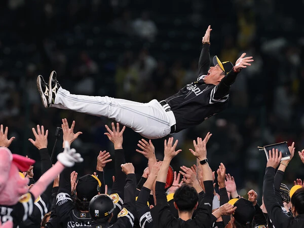 ５年ぶり12度目の日本一を果たし、胴上げされる小久保裕紀監督　photo by Sankei Visual
