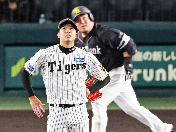 シリーズ第３戦、4回表に才木浩人（左）から同点本塁打を放った山川穂高　photo by Kyodo News