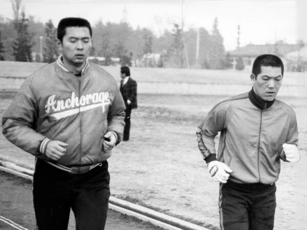 入団１年目のキャンプには参加できず、巨人OBの矢沢正氏（写真右）とトレーニングする江川卓photo by Kyodo News