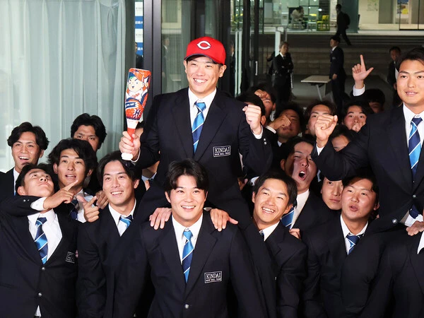 広島から３位指名を受け、チームメイトから祝福される近畿大・勝田成　photo by Sawai Fumi