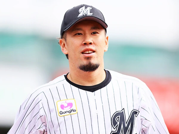 ロッテのピンストライプのユニフォームを着てトライアウトに参加した西村天裕photo by Nisida Taisuke