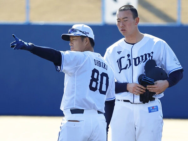村田怜音にアドバイスを送る西武・大引啓次コーチ　photo by Kyodo News