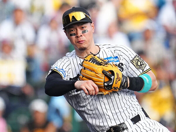今シーズン、失策数を大幅に減らし初のゴールデングラブ賞を受賞した阪神・佐藤輝明photo by Sankei Visual
