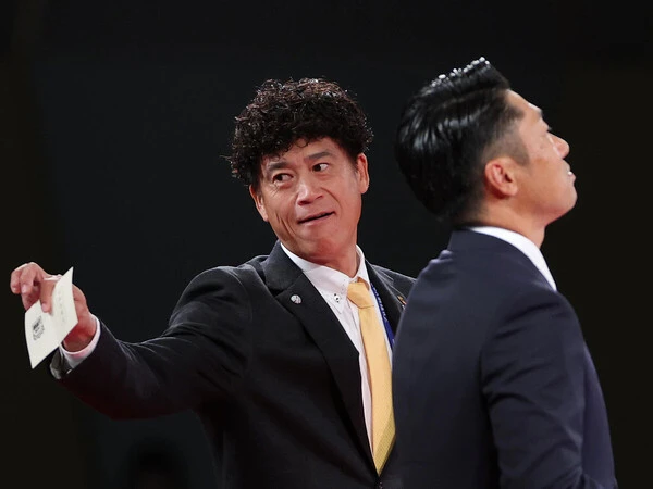 佐々木麟太郎を抽選で引き当てたソフトバンクの城島健司CBO（左）と、天を仰ぐDeNAの相川亮二新監督　photo by Sankei Visual