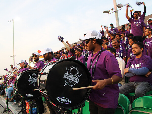 外野席で盛り上がる観客たちphoto by Asa Satoshi