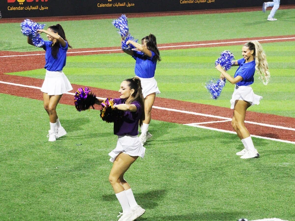 イニング間に披露される地元インターナショナルスクールの女子学生によるチアダンスphoto by Asa Satoshi