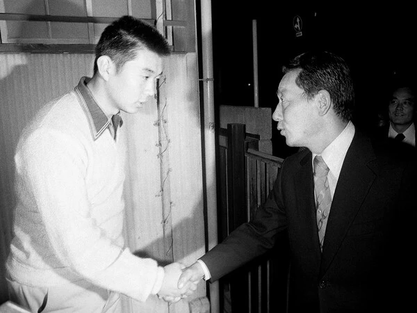 当時クラウンの監督だった根本陸夫（写真右）と握手する江川卓photo by Kyodo News