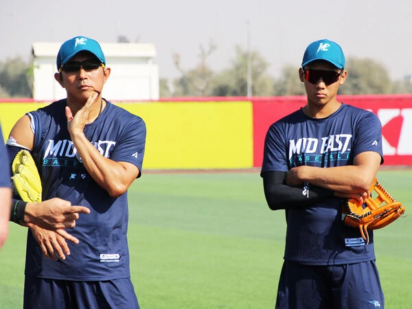 ミッドイースト・ファルコンズの二遊間コンビ、川崎宗則（写真左）と田内真翔photo by Asa Satoshi