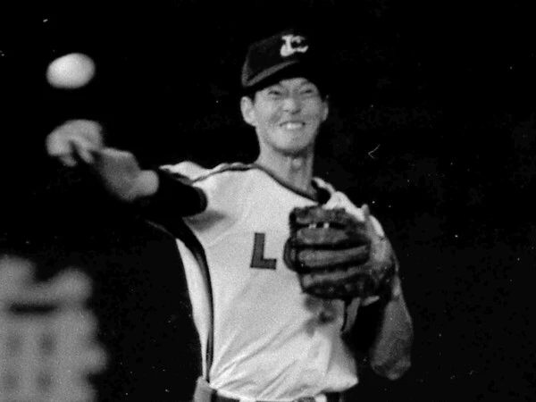 華麗なフィールディングと強肩で1980年にダイヤモンドグラブ賞を受賞した水上善雄氏photo by Sankei Visual